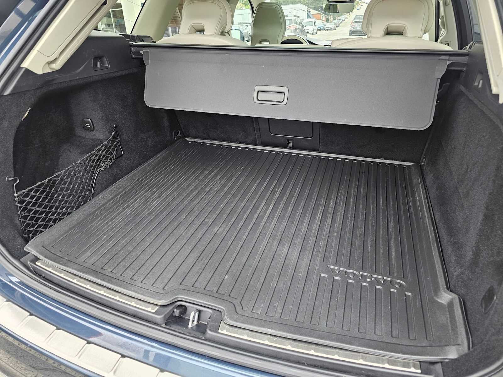 2023 Volvo XC60 Ultimate Bright Theme