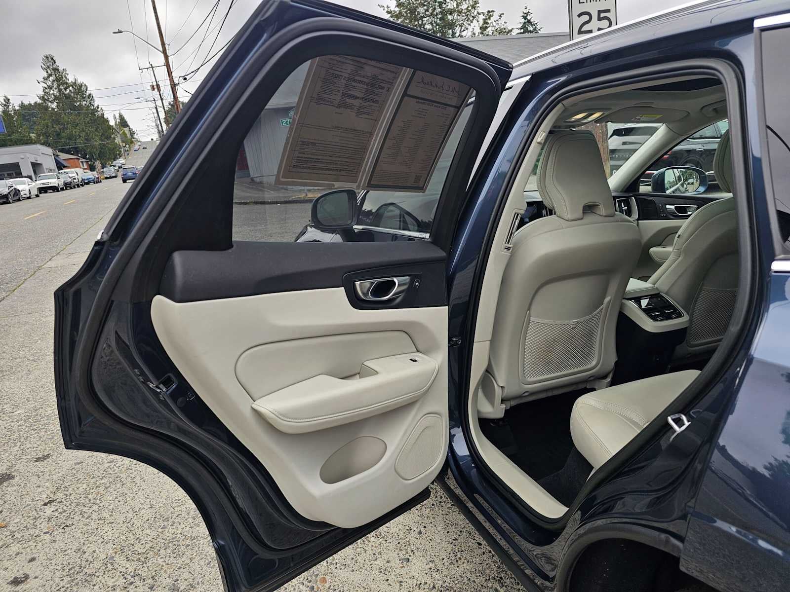 2023 Volvo XC60 Ultimate Bright Theme