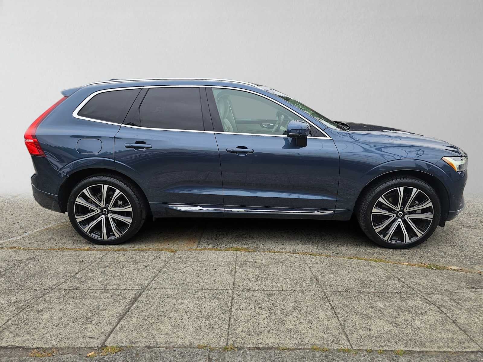 2023 Volvo XC60 Ultimate Bright Theme