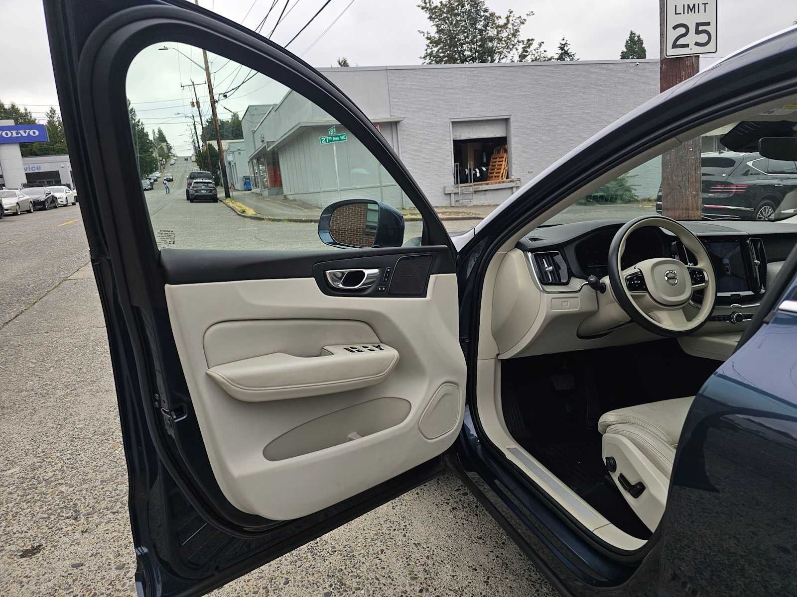 2023 Volvo XC60 Ultimate Bright Theme
