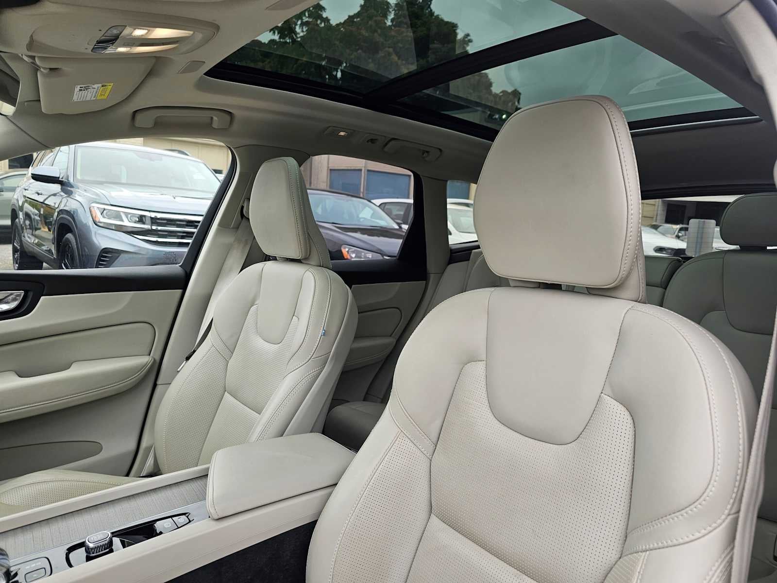 2023 Volvo XC60 Ultimate Bright Theme