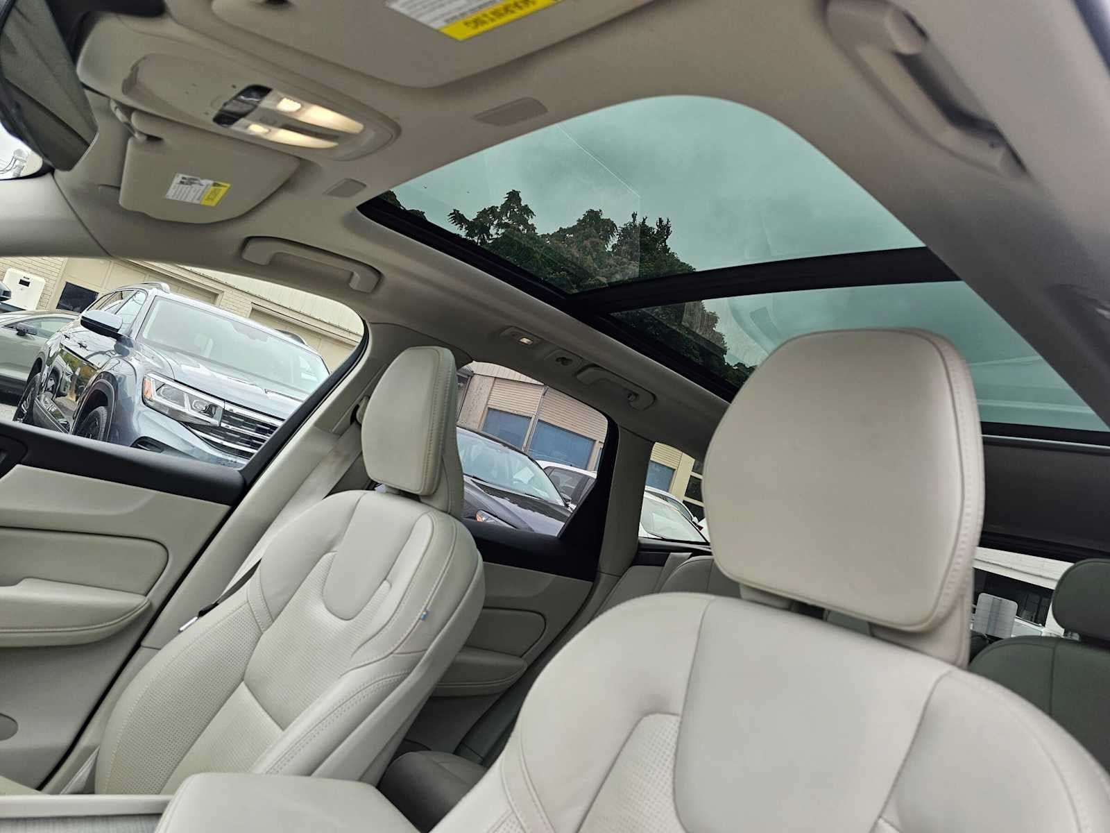 2023 Volvo XC60 Ultimate Bright Theme