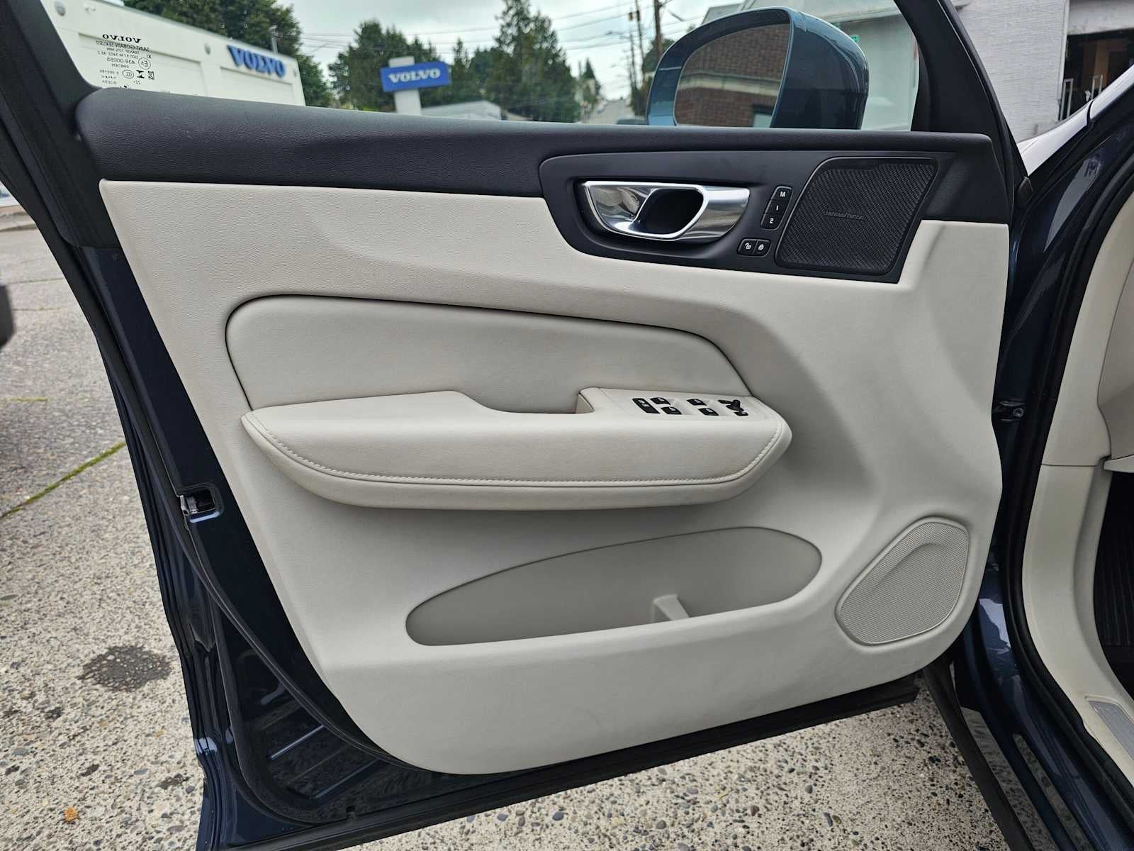 2023 Volvo XC60 Ultimate Bright Theme