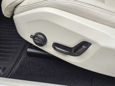 2023 Volvo XC60 Ultimate Bright Theme