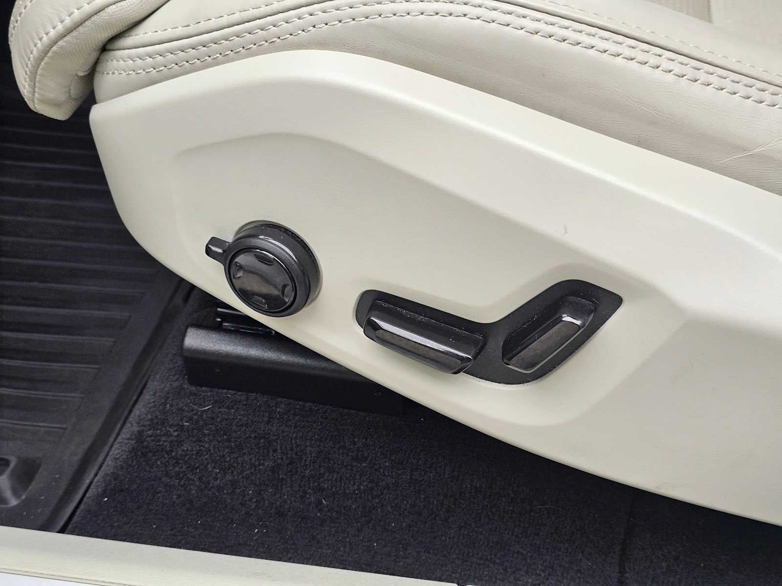 2023 Volvo XC60 Ultimate Bright Theme