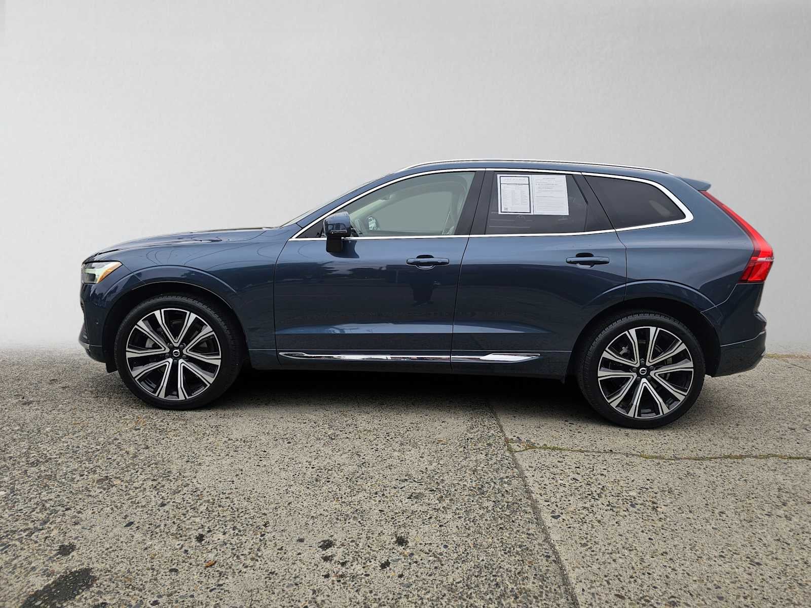 2023 Volvo XC60 Ultimate Bright Theme