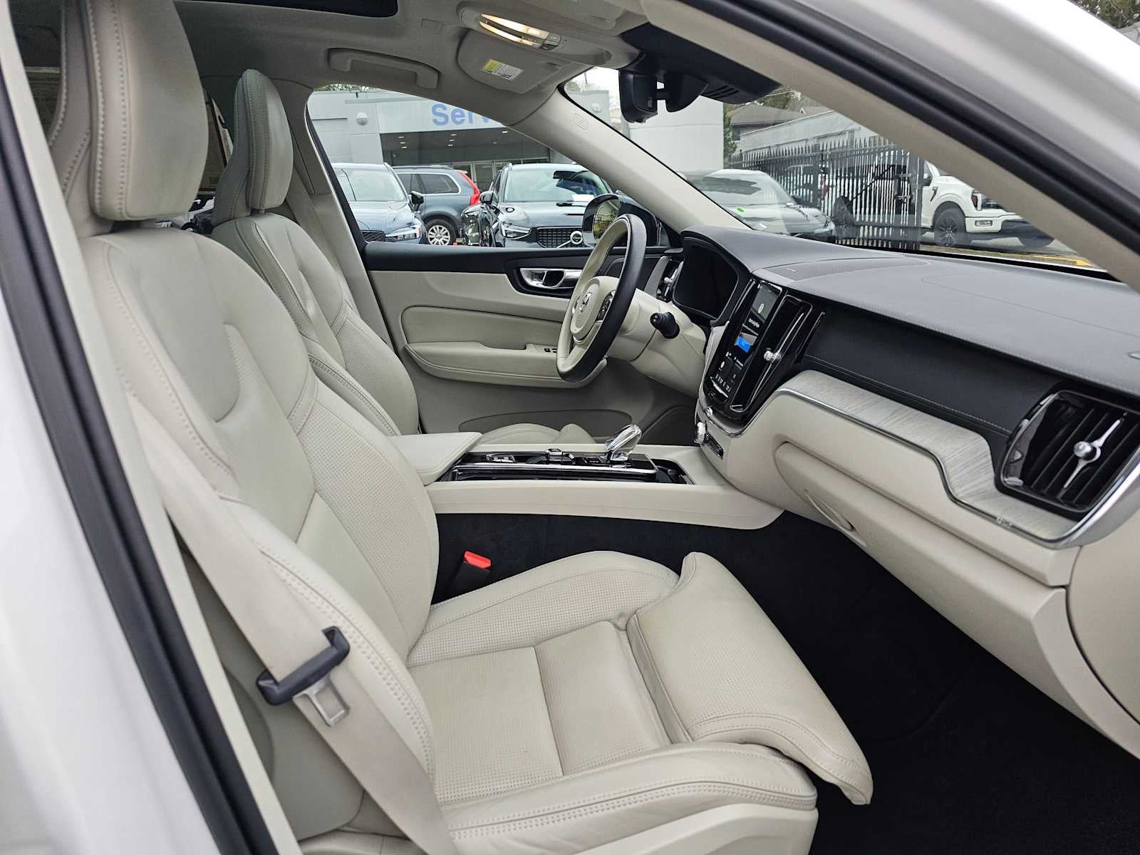 2023 Volvo XC60 Ultimate Dark Theme