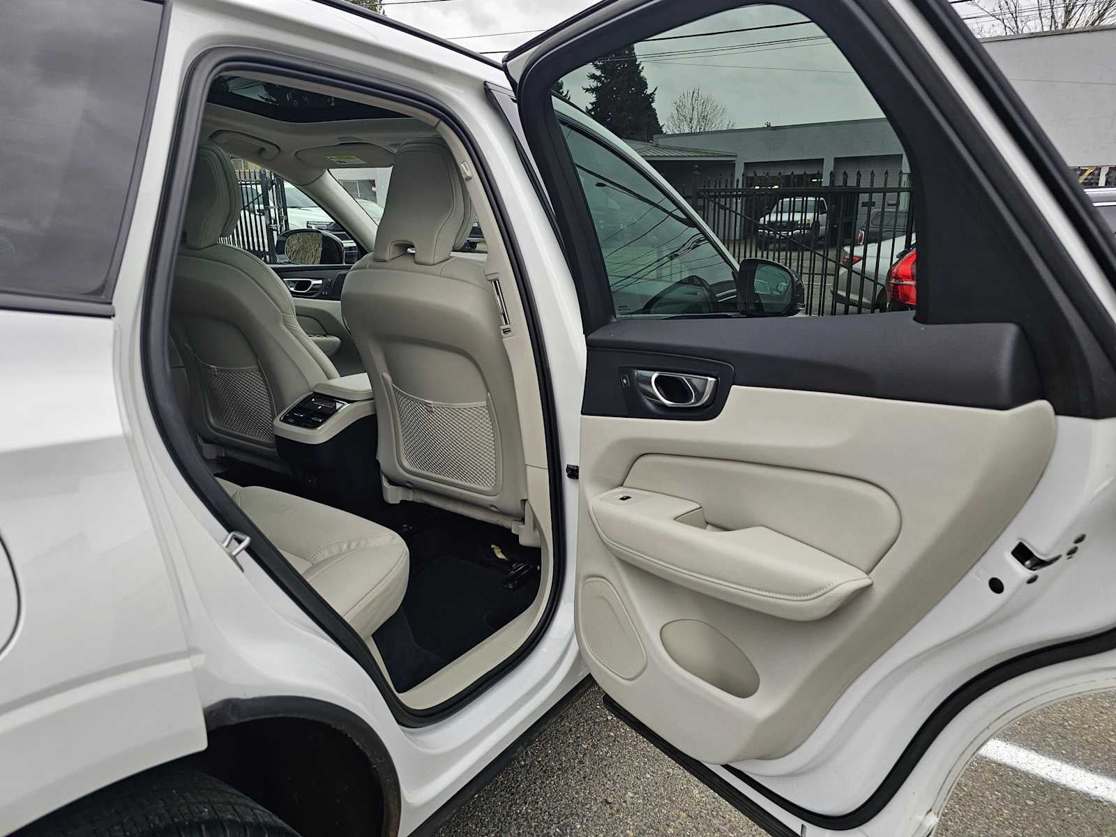 2023 Volvo XC60 Ultimate Dark Theme