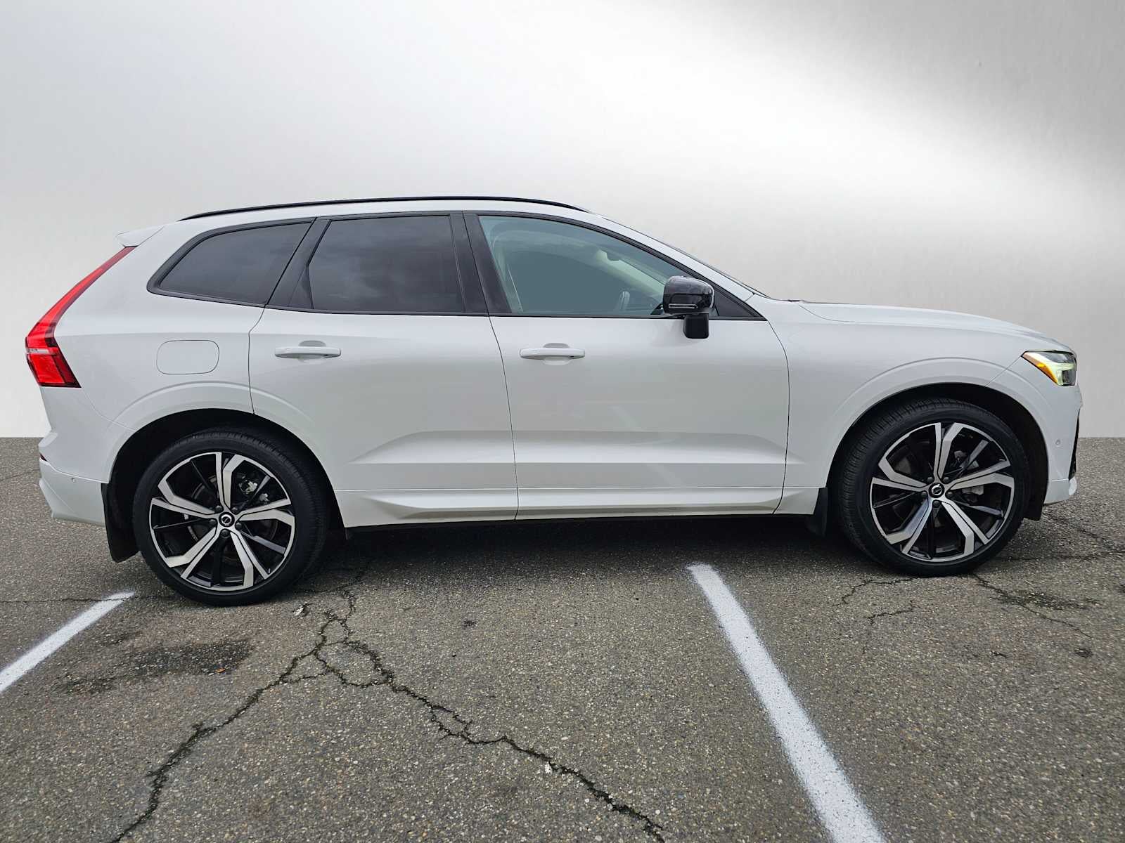 2023 Volvo XC60 Ultimate Dark Theme