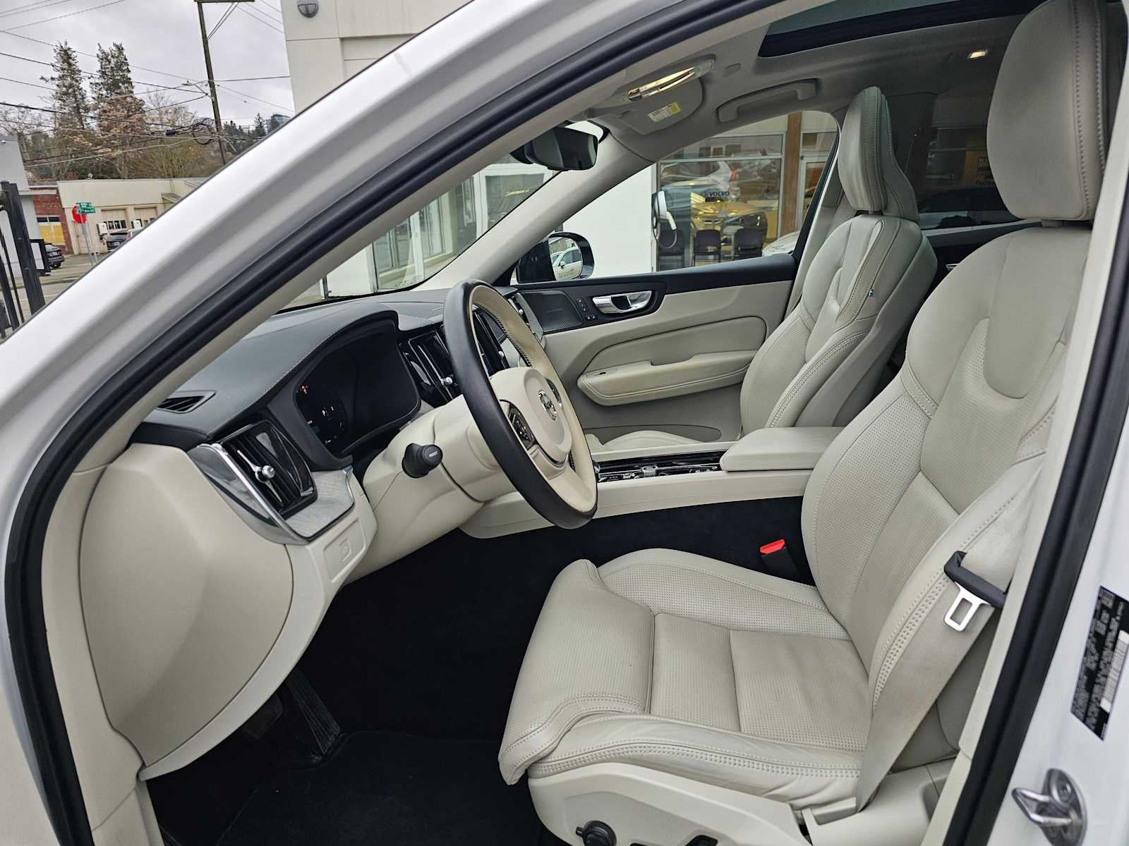 2023 Volvo XC60 Ultimate Dark Theme