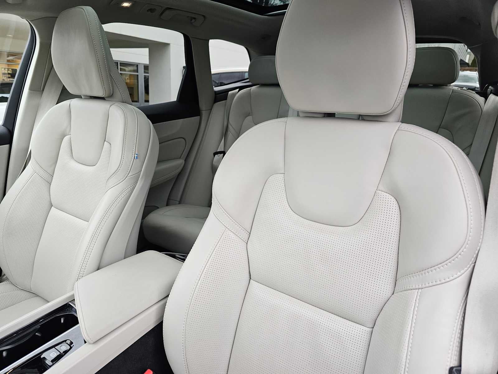 2023 Volvo XC60 Ultimate Dark Theme