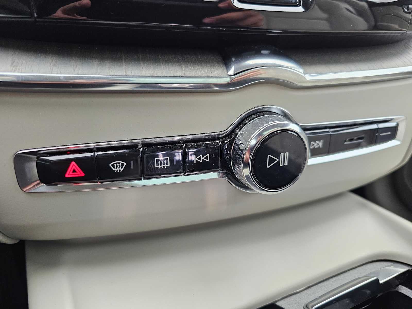 2023 Volvo XC60 Ultimate Dark Theme