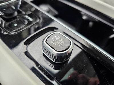 2023 Volvo XC60 Ultimate Dark Theme