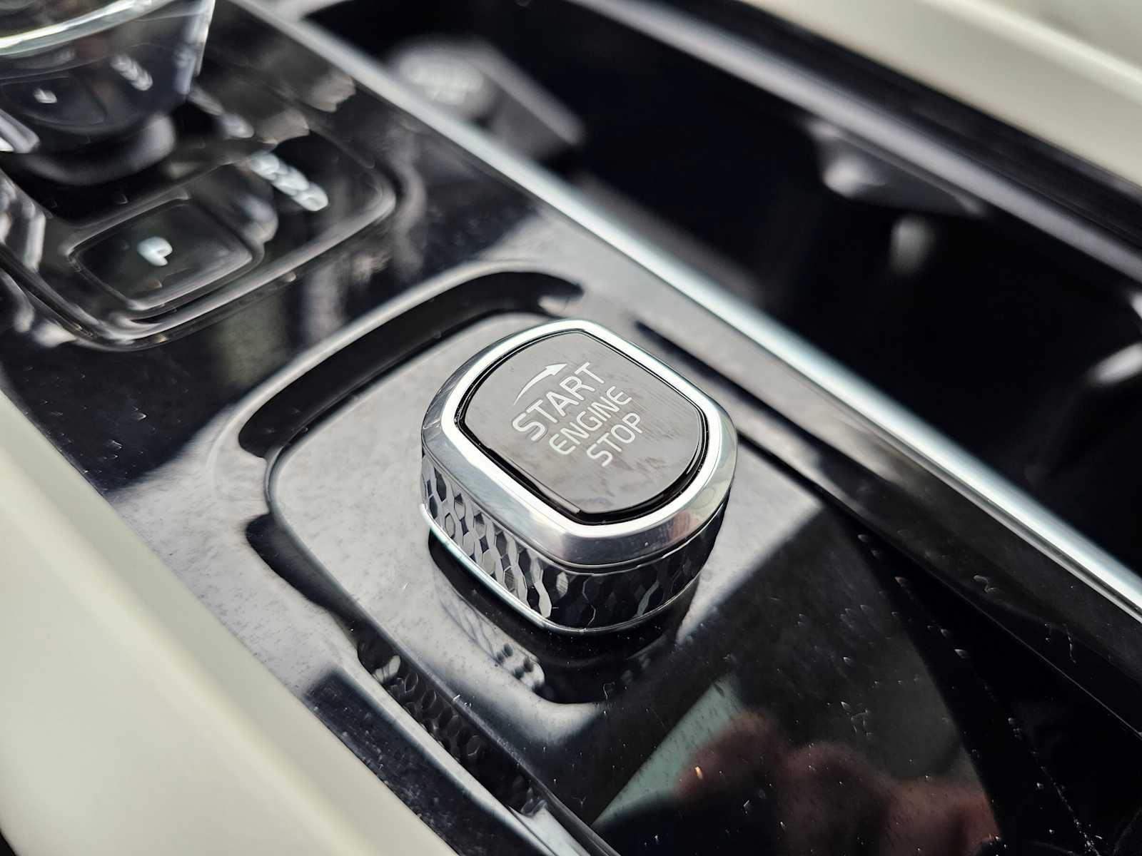 2023 Volvo XC60 Ultimate Dark Theme