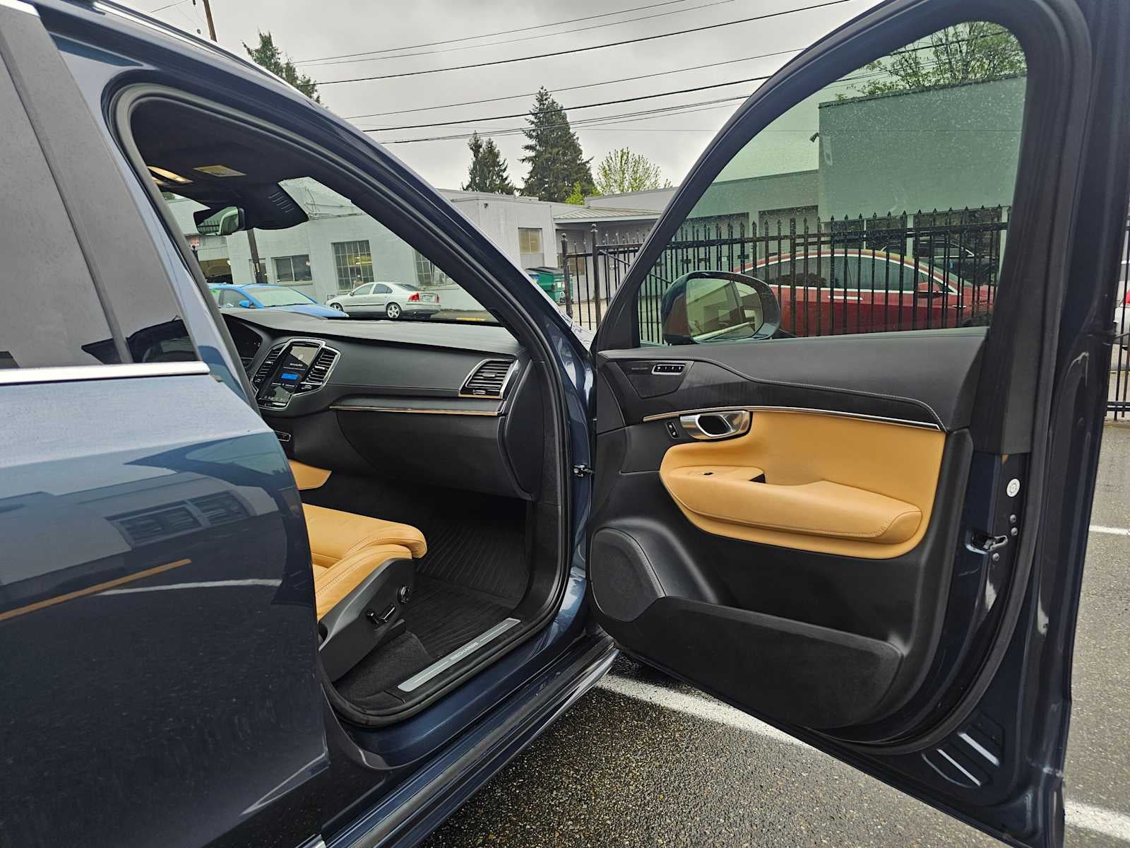 2023 Volvo XC90 Recharge Plug-In Hybrid Ultimate Bright Theme