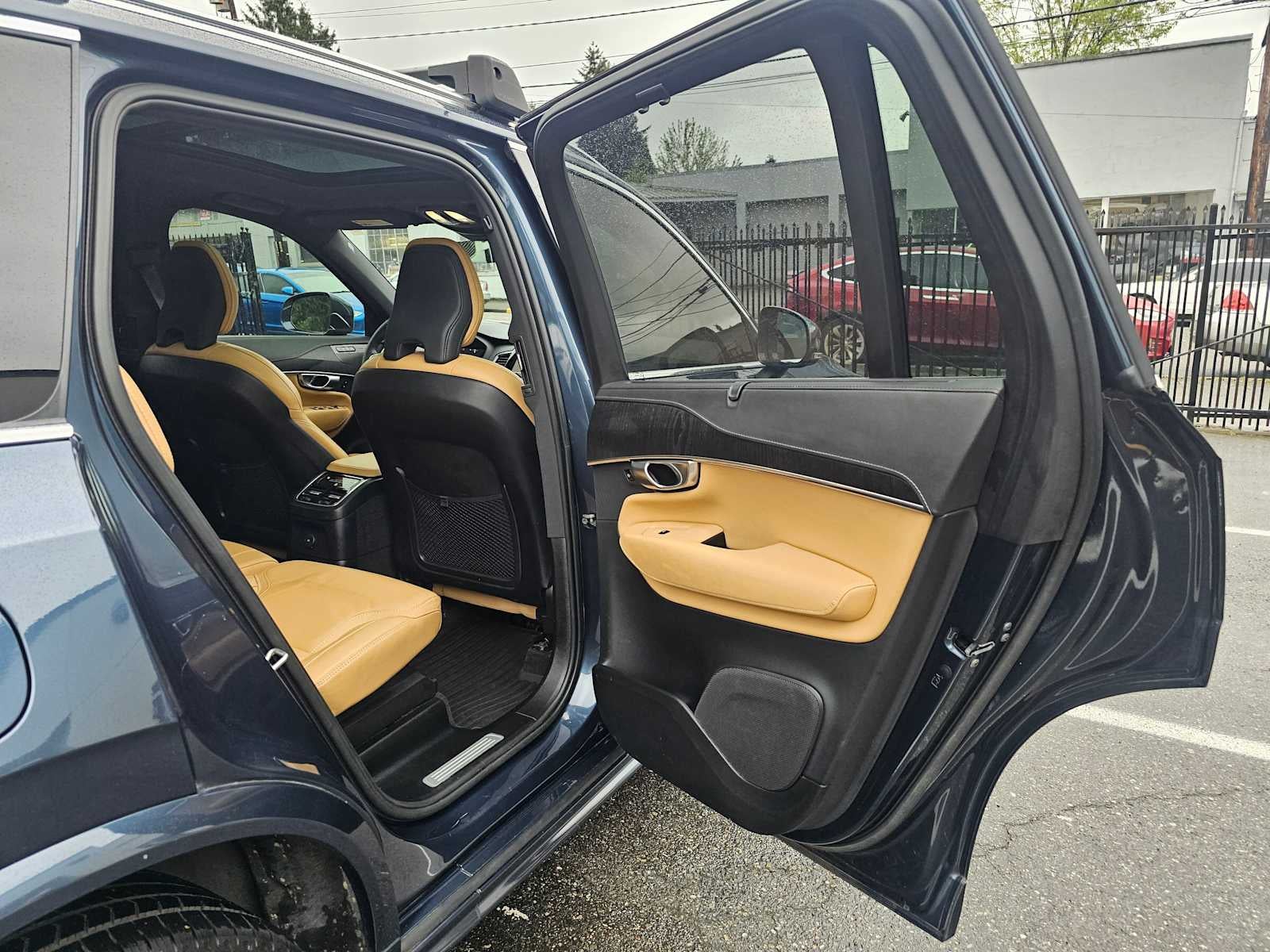 2023 Volvo XC90 Recharge Plug-In Hybrid Ultimate Bright Theme