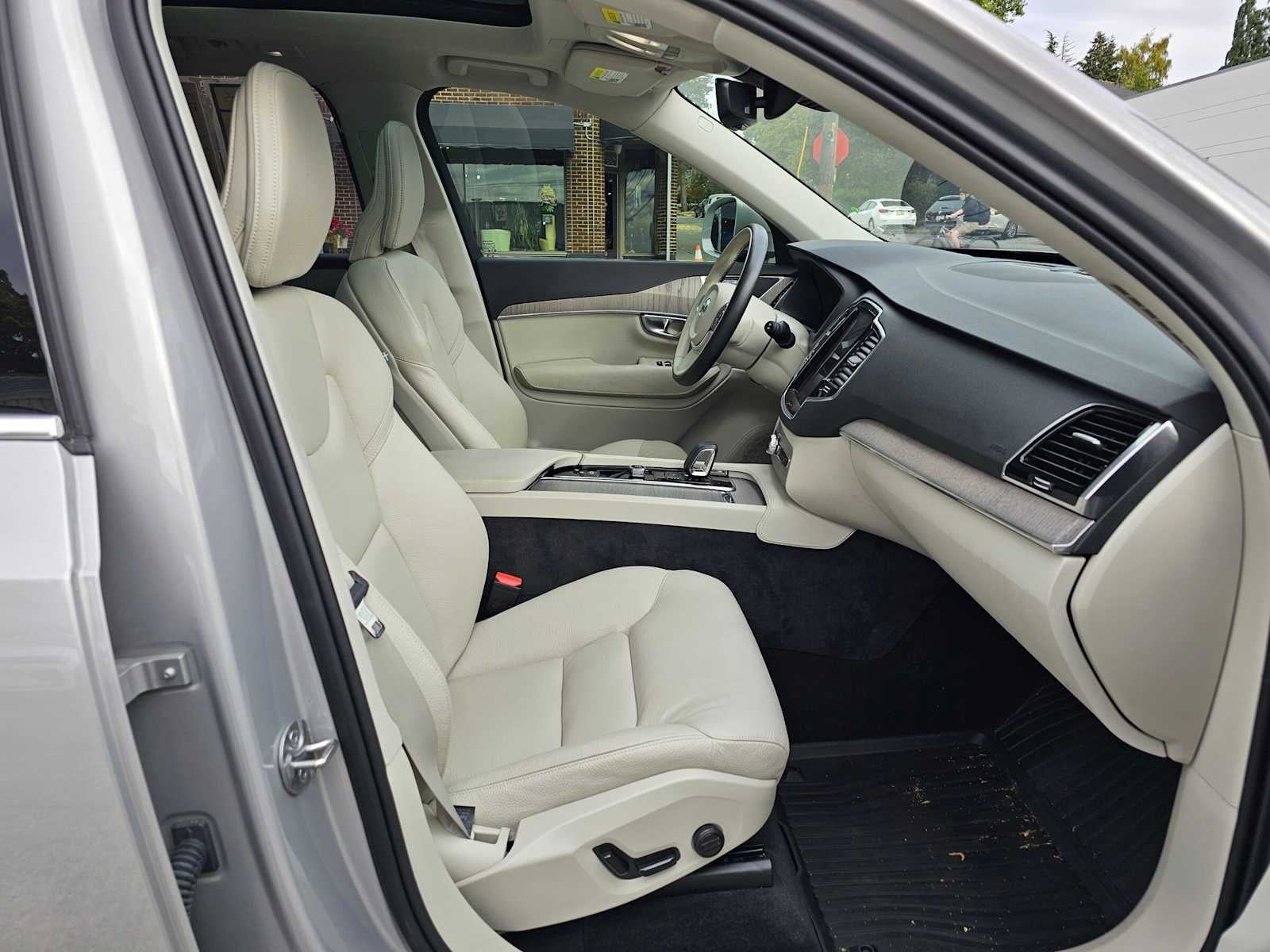 2024 Volvo XC90 Recharge Plug-In Hybrid Plus Bright Theme