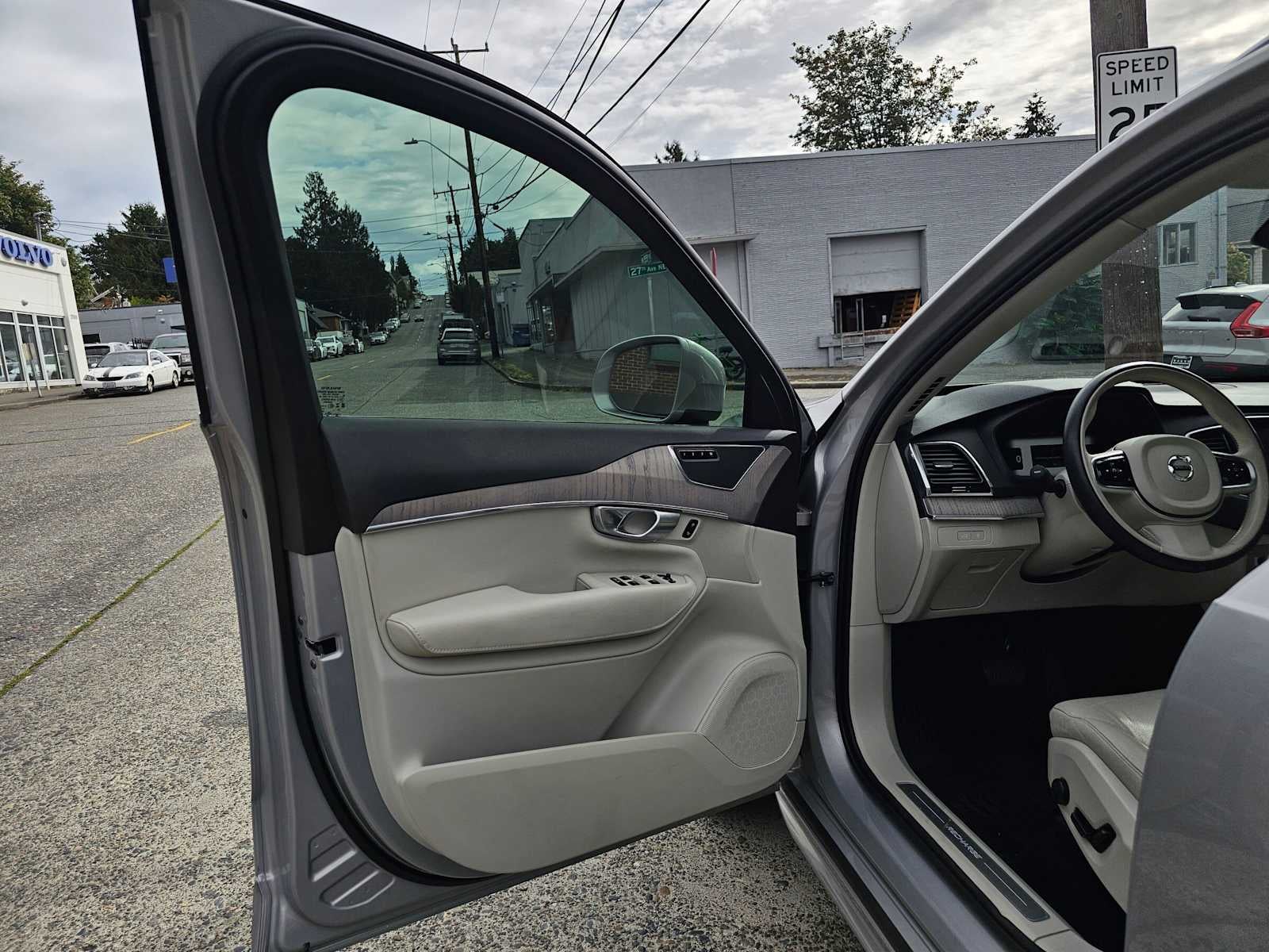 2024 Volvo XC90 Recharge Plug-In Hybrid Plus Bright Theme