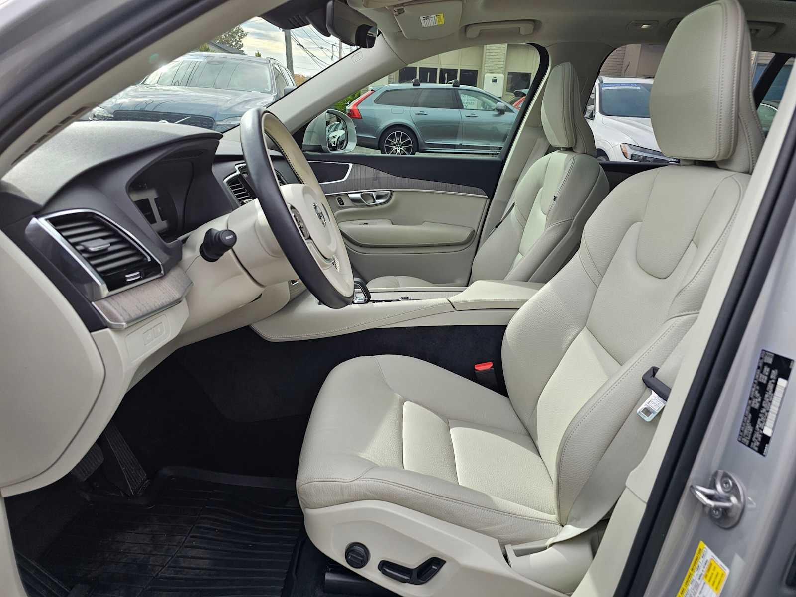 2024 Volvo XC90 Recharge Plug-In Hybrid Plus Bright Theme