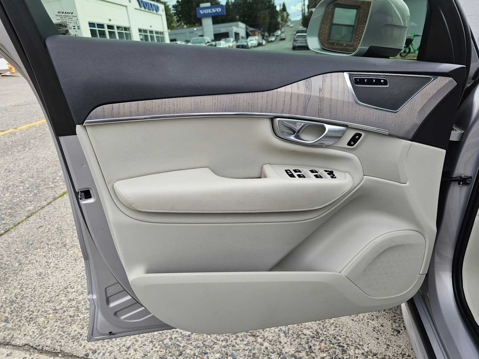 2024 Volvo XC90 Recharge Plug-In Hybrid Plus Bright Theme