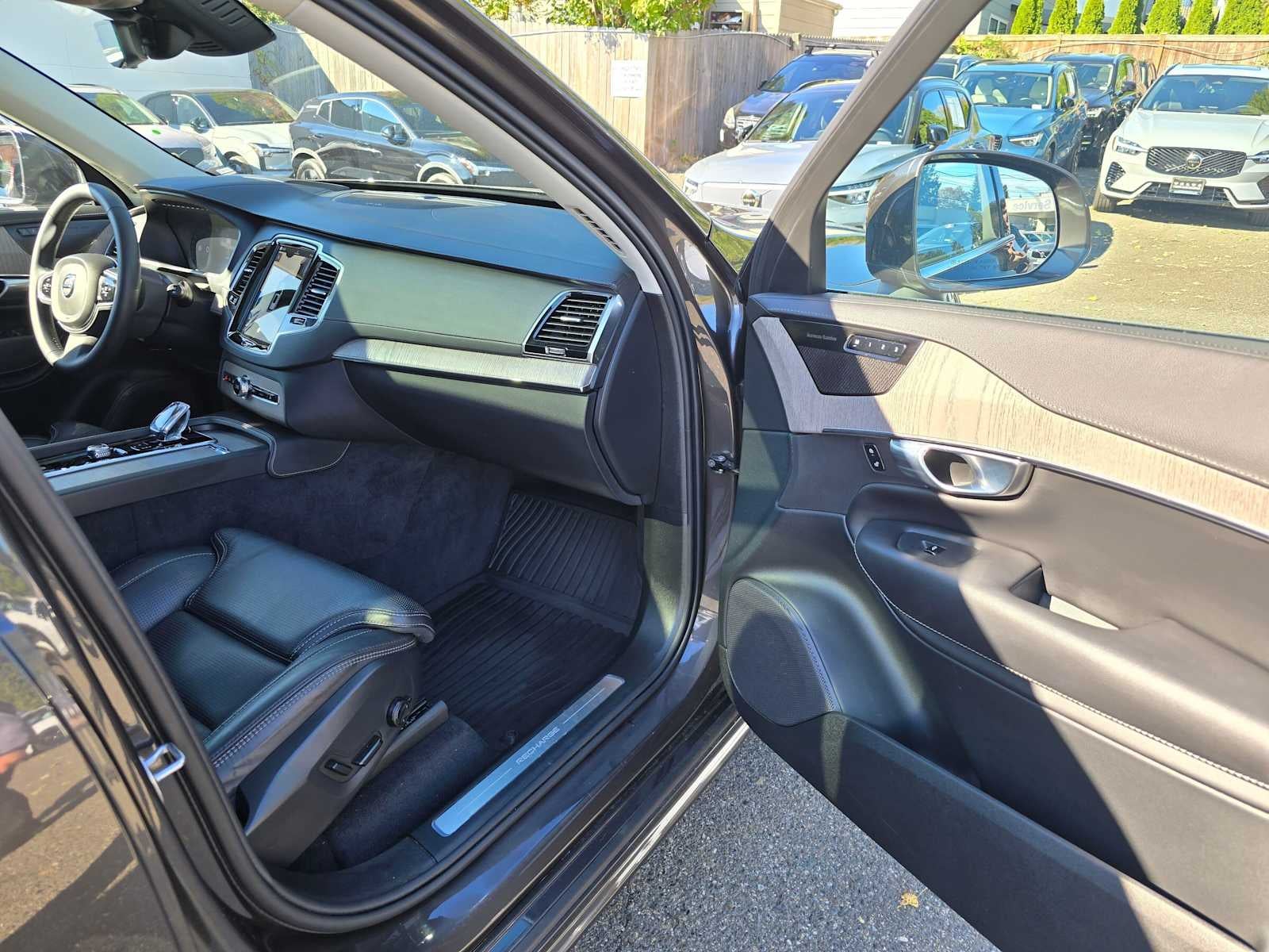 2024 Volvo XC90 Recharge Plug-In Hybrid Ultimate Bright Theme