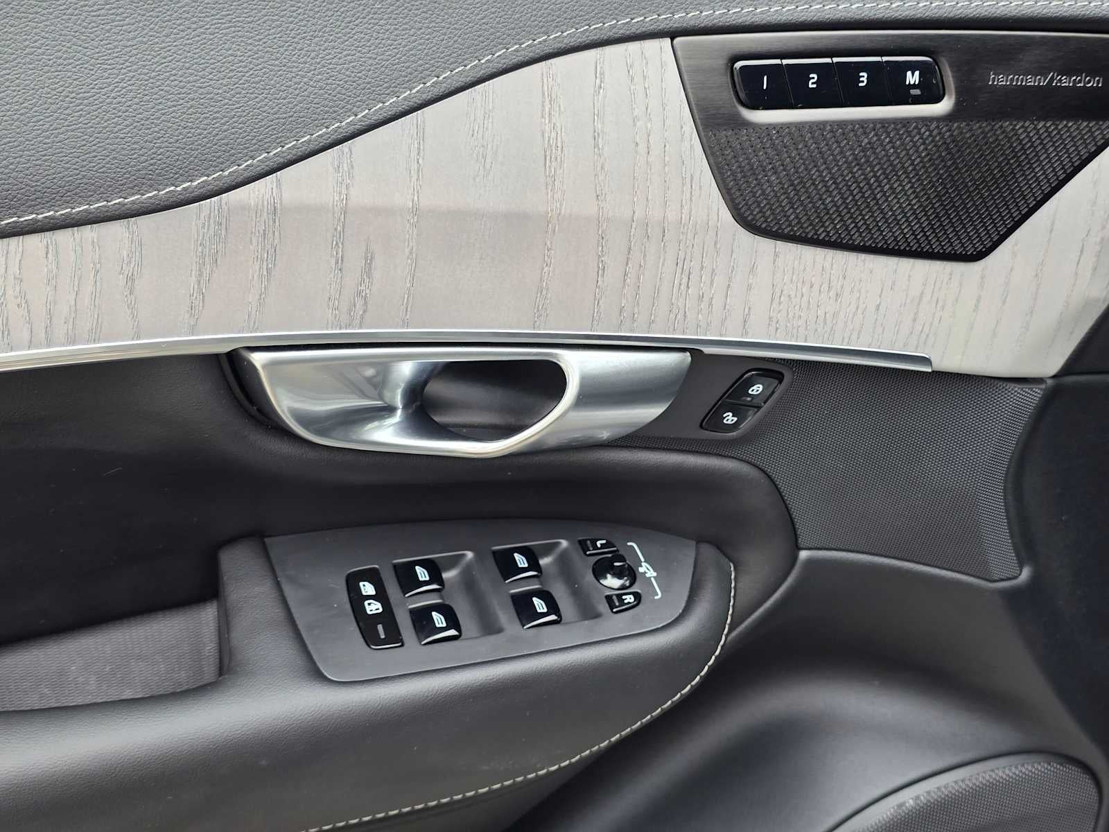 2024 Volvo XC90 Recharge Plug-In Hybrid Ultimate Bright Theme