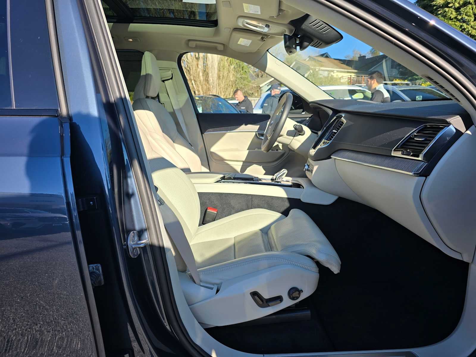 2023 Volvo XC90 Recharge Plug-In Hybrid Ultimate Dark Theme