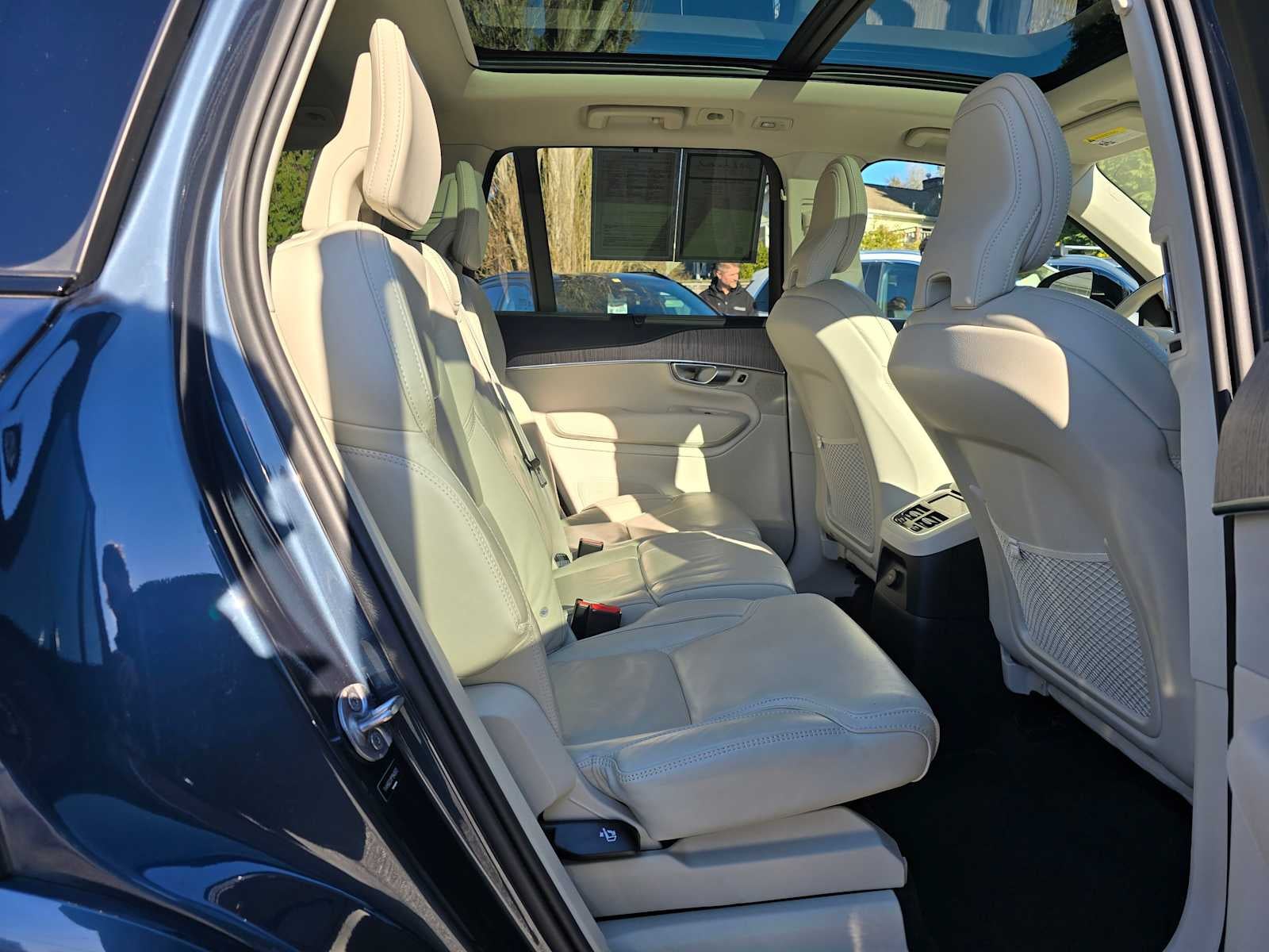 2023 Volvo XC90 Recharge Plug-In Hybrid Ultimate Dark Theme