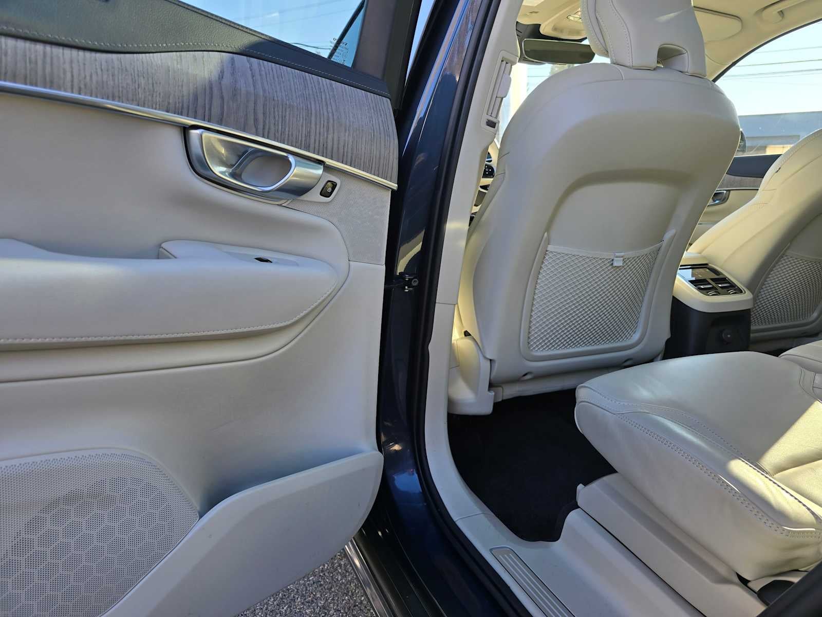 2023 Volvo XC90 Recharge Plug-In Hybrid Ultimate Dark Theme