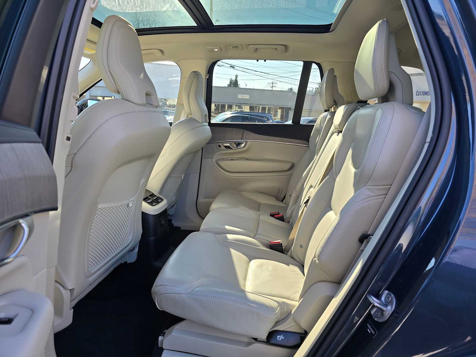 2023 Volvo XC90 Recharge Plug-In Hybrid Ultimate Dark Theme