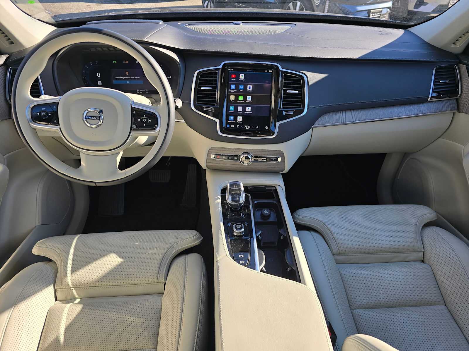 2023 Volvo XC90 Recharge Plug-In Hybrid Ultimate Dark Theme