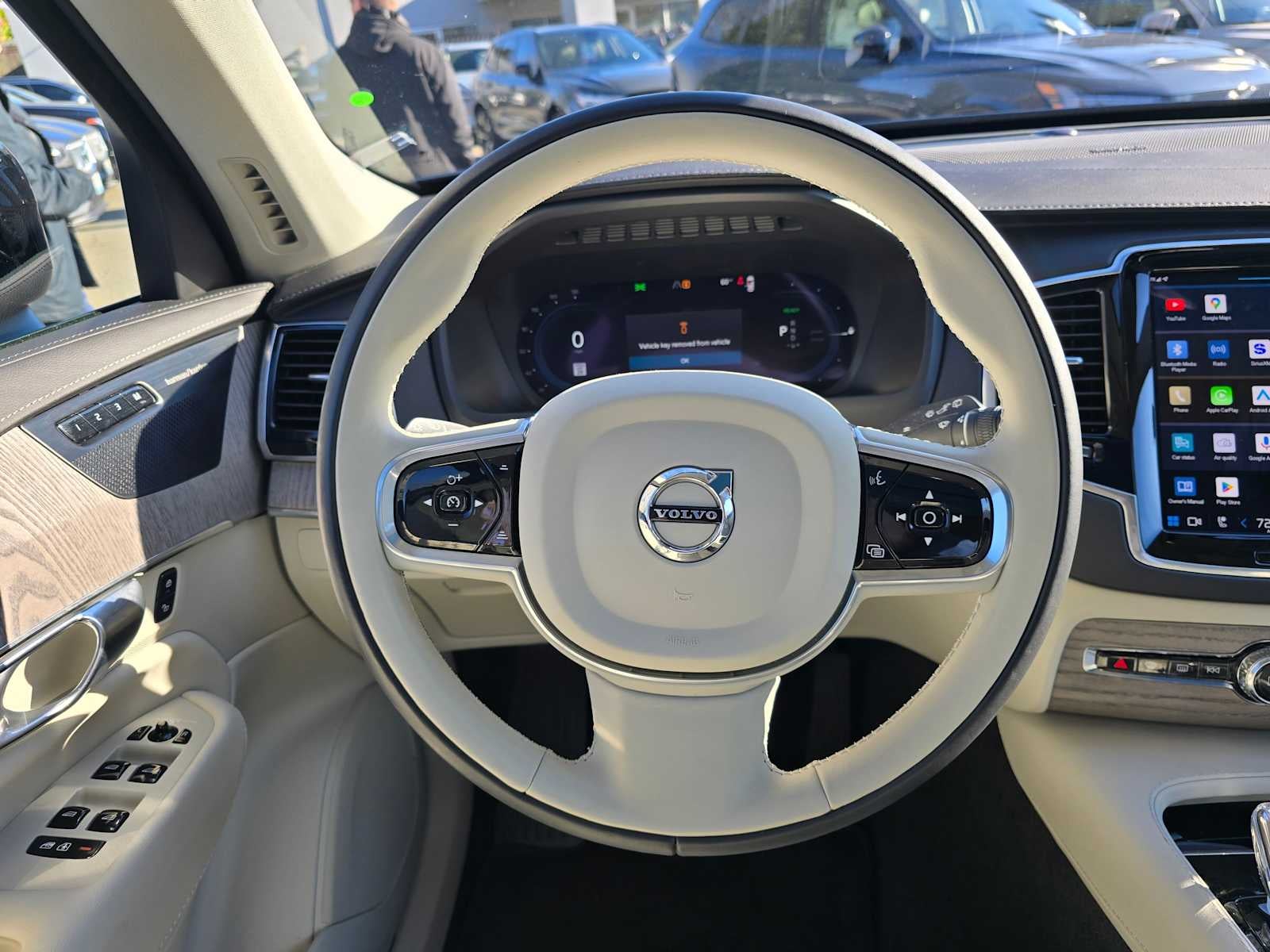 2023 Volvo XC90 Recharge Plug-In Hybrid Ultimate Dark Theme