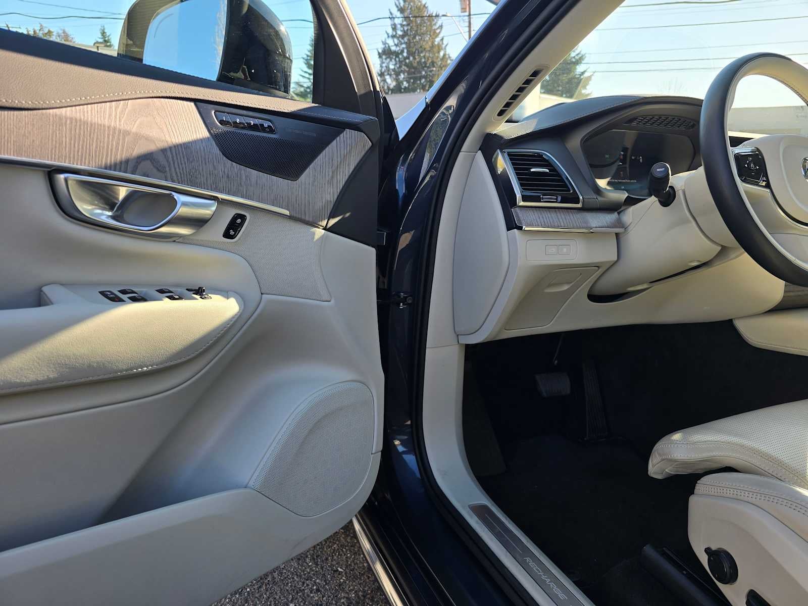 2023 Volvo XC90 Recharge Plug-In Hybrid Ultimate Dark Theme