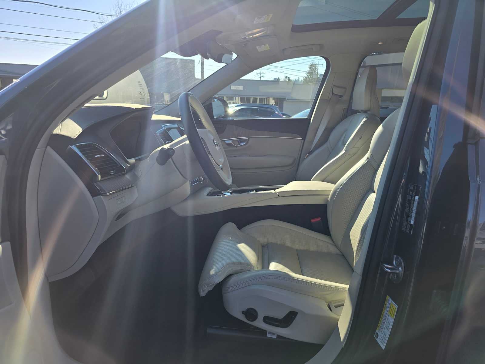 2023 Volvo XC90 Recharge Plug-In Hybrid Ultimate Dark Theme