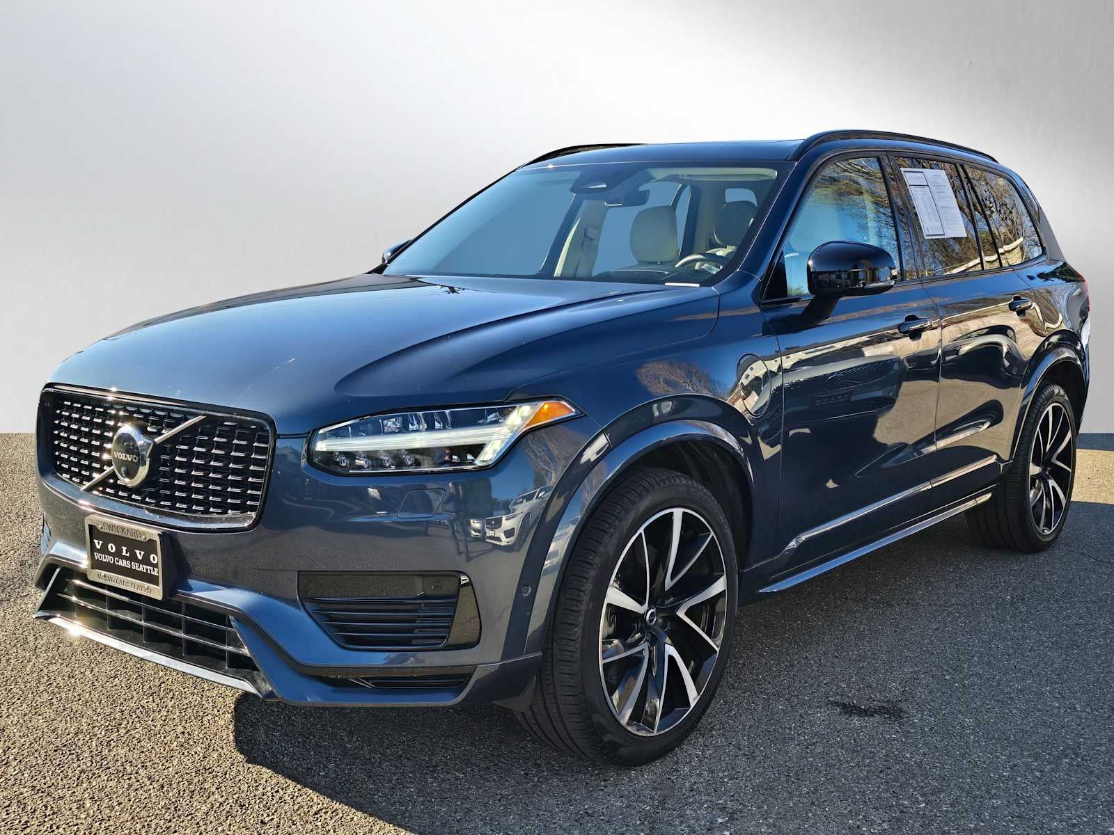 2023 Volvo XC90 Recharge Plug-In Hybrid Ultimate Dark Theme