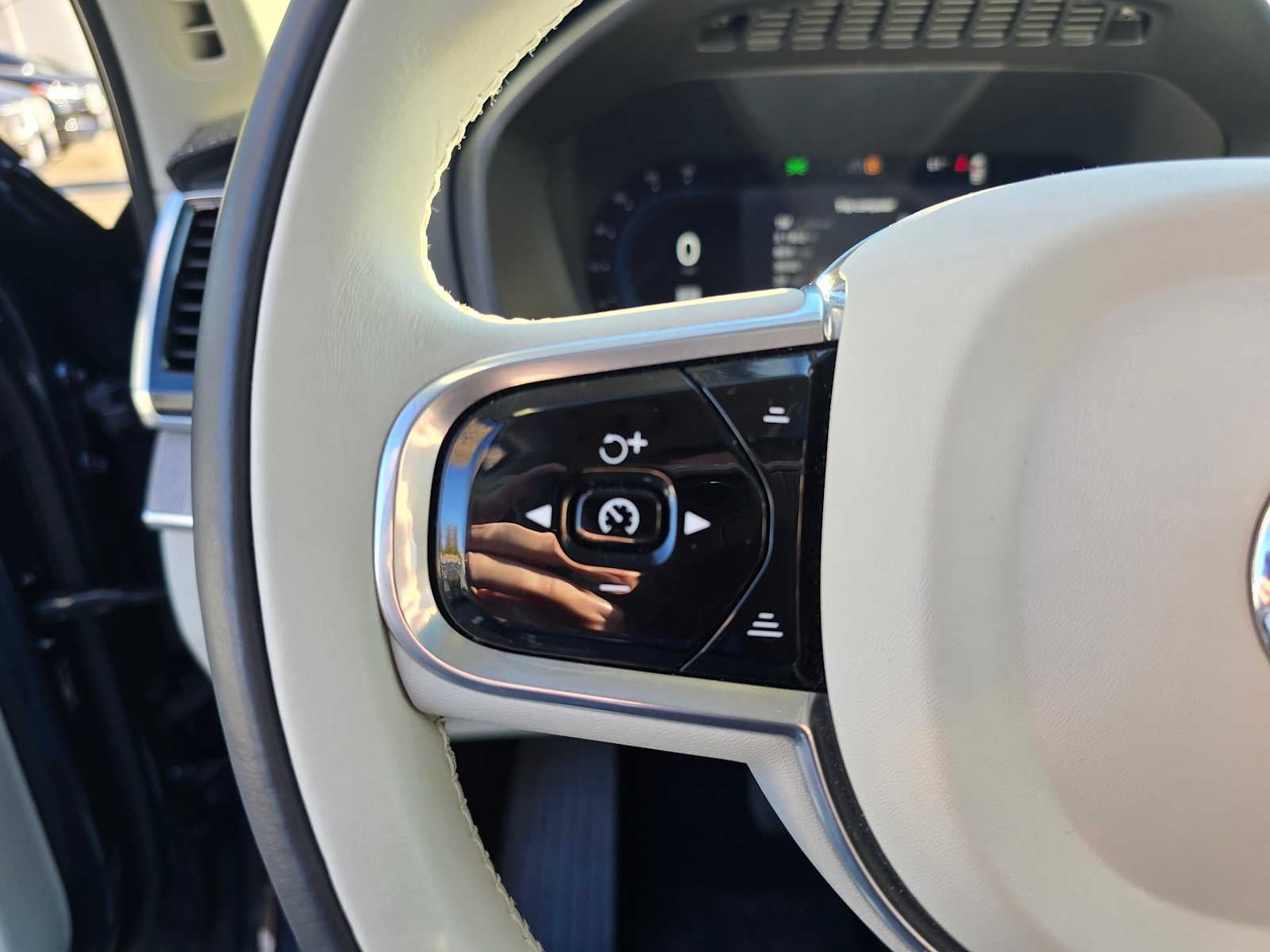 2023 Volvo XC90 Recharge Plug-In Hybrid Ultimate Dark Theme