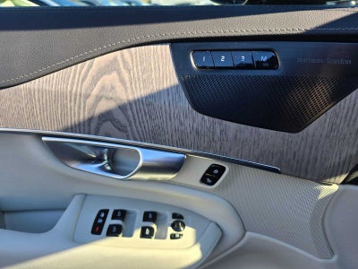 2023 Volvo XC90 Recharge Plug-In Hybrid Ultimate Dark Theme