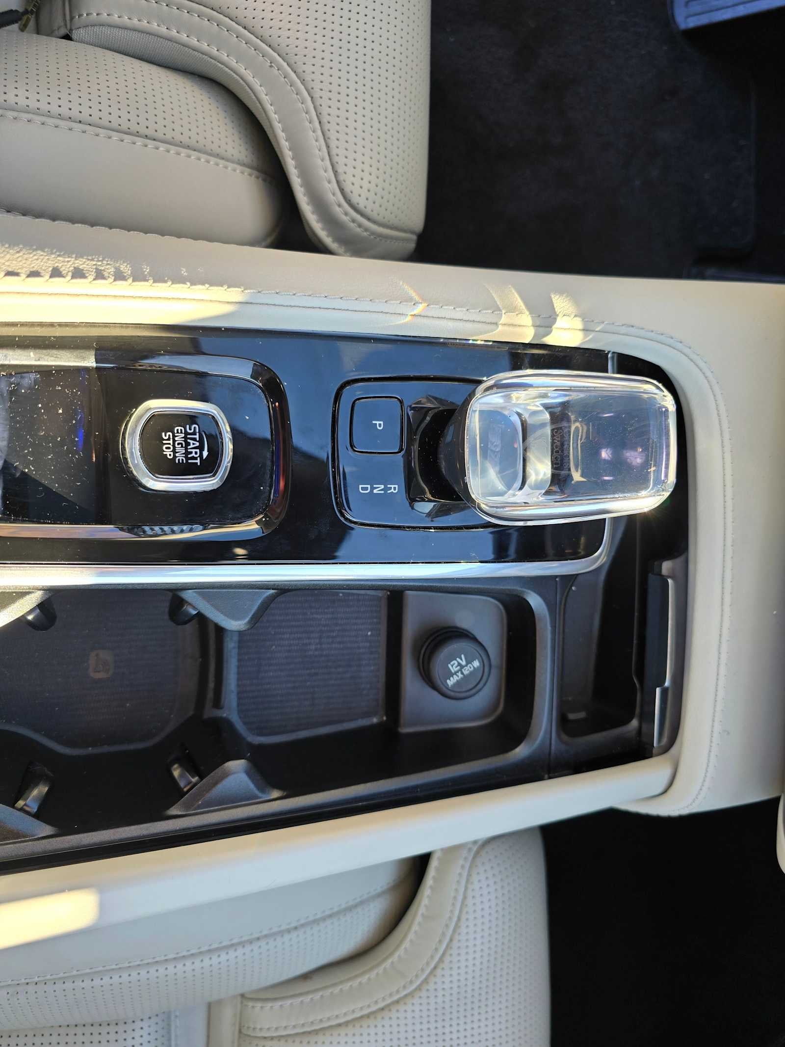 2023 Volvo XC90 Recharge Plug-In Hybrid Ultimate Dark Theme