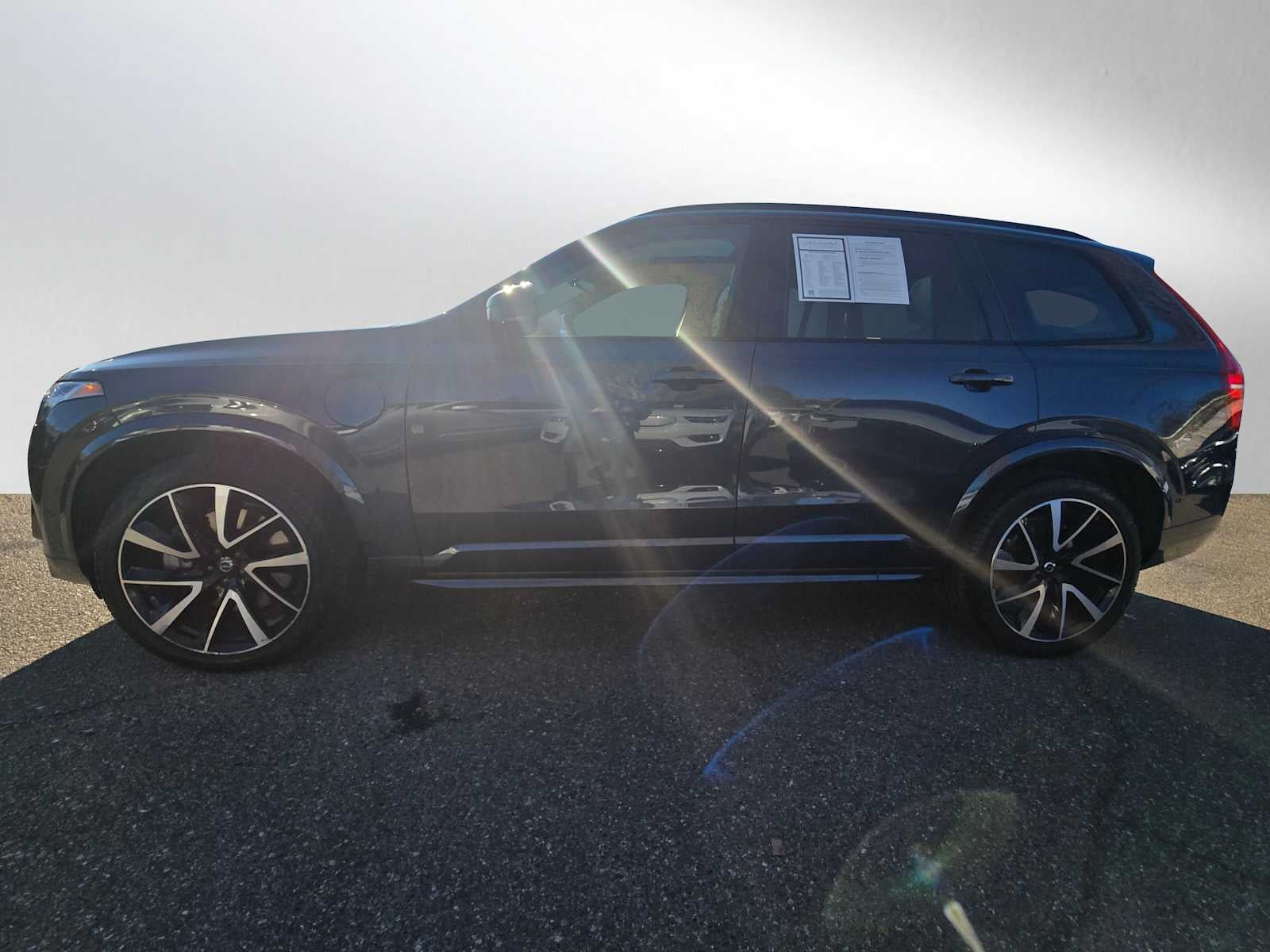 2023 Volvo XC90 Recharge Plug-In Hybrid Ultimate Dark Theme