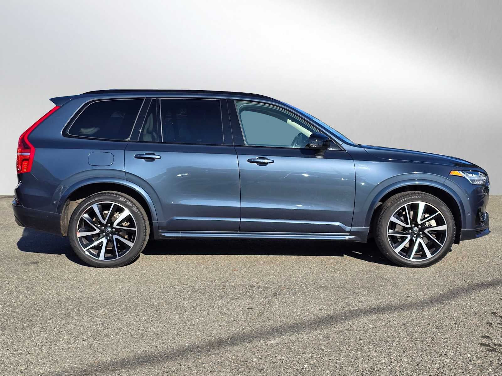2023 Volvo XC90 Recharge Plug-In Hybrid Ultimate Dark Theme