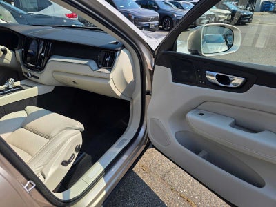 2023 Volvo XC60 Recharge Plug-In Hybrid Ultimate Bright Theme
