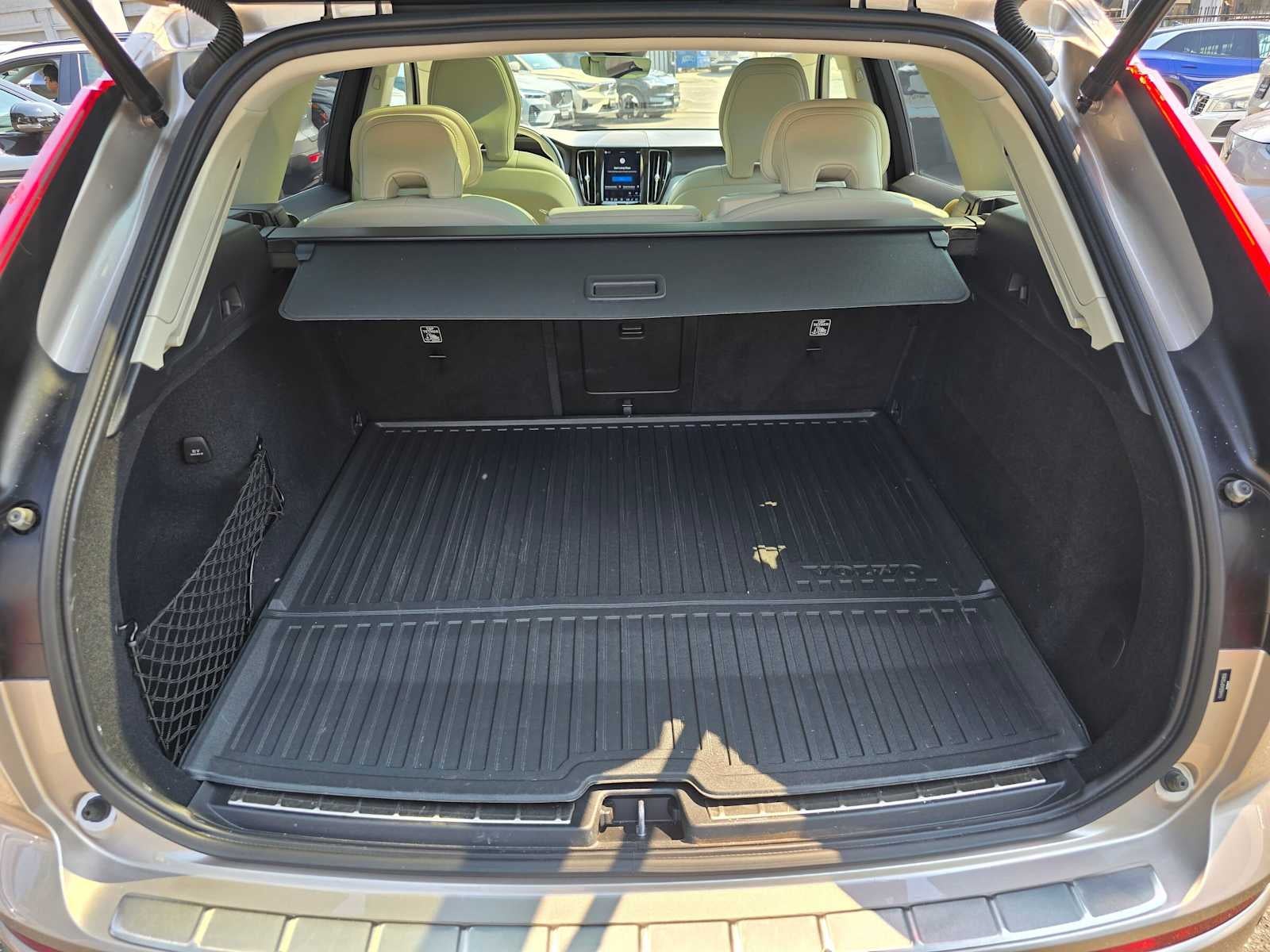 2023 Volvo XC60 Recharge Plug-In Hybrid Ultimate Bright Theme