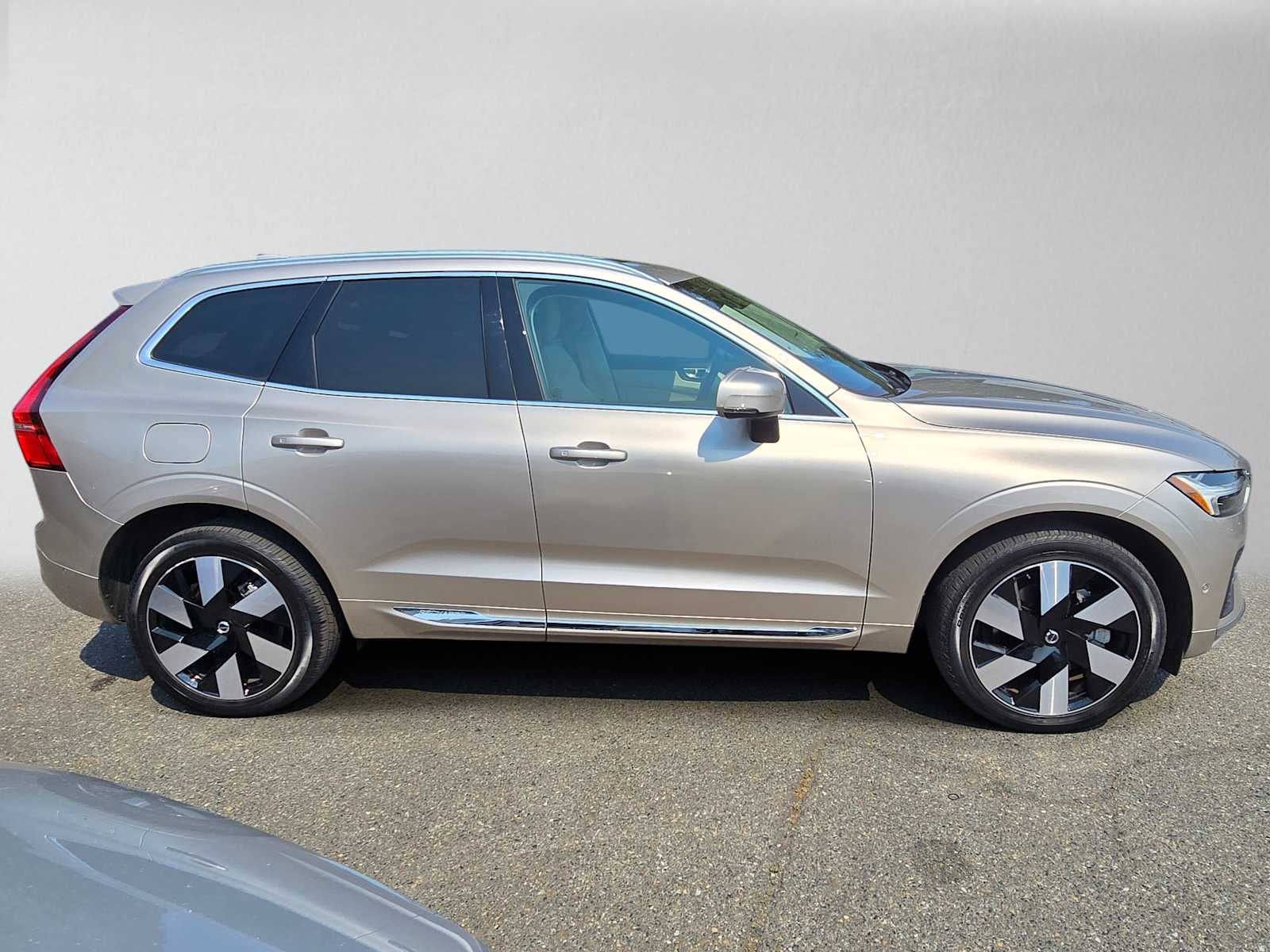 2023 Volvo XC60 Recharge Plug-In Hybrid Ultimate Bright Theme