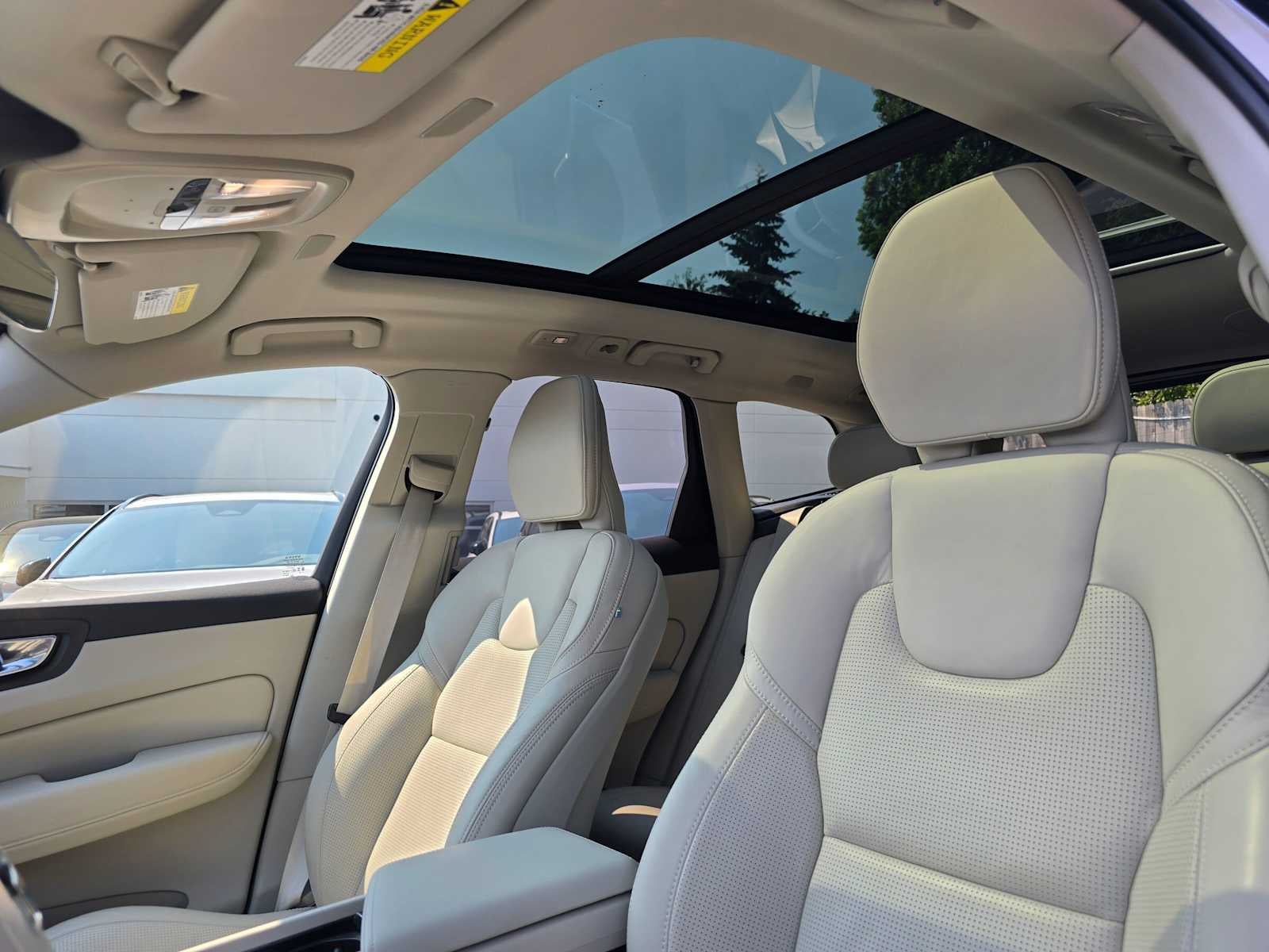 2023 Volvo XC60 Recharge Plug-In Hybrid Ultimate Bright Theme