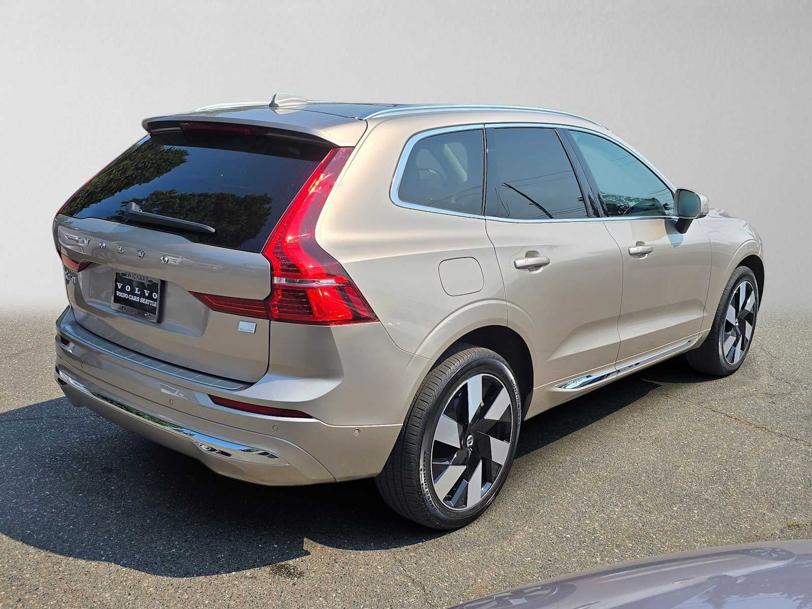 2023 Volvo XC60 Recharge Plug-In Hybrid Ultimate Bright Theme