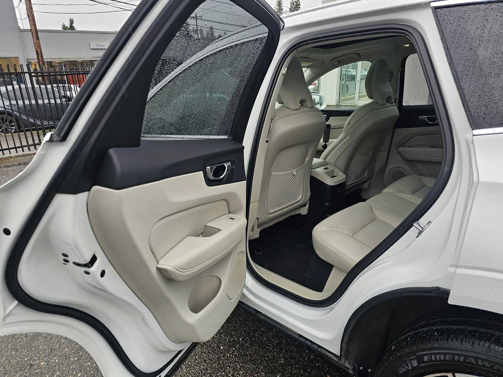 2023 Volvo XC60 Recharge Plug-In Hybrid Ultimate Bright Theme