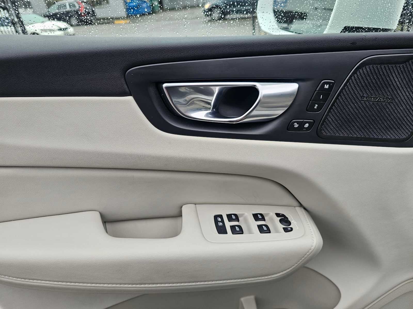 2023 Volvo XC60 Recharge Plug-In Hybrid Ultimate Bright Theme