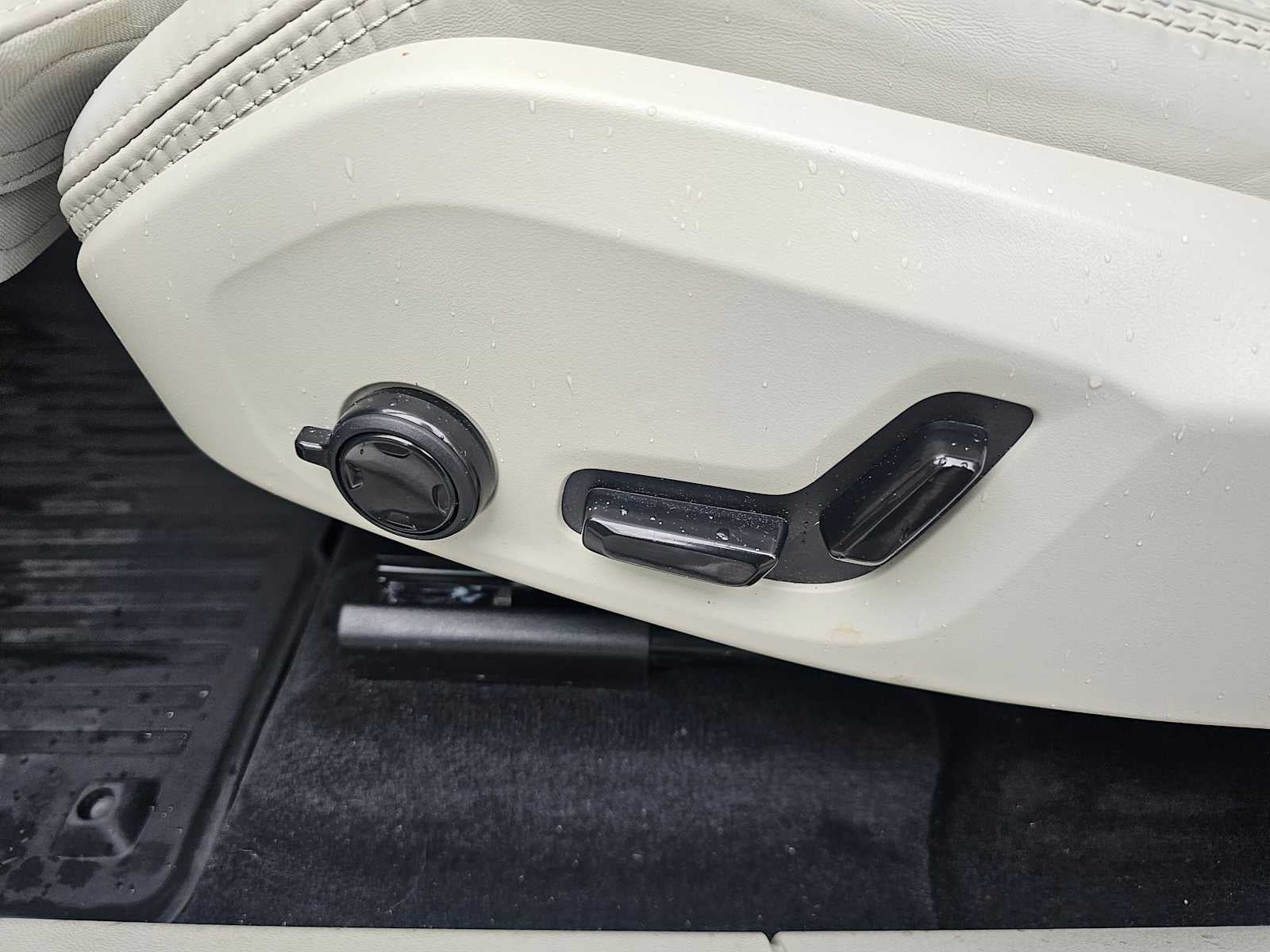 2023 Volvo XC60 Recharge Plug-In Hybrid Ultimate Bright Theme