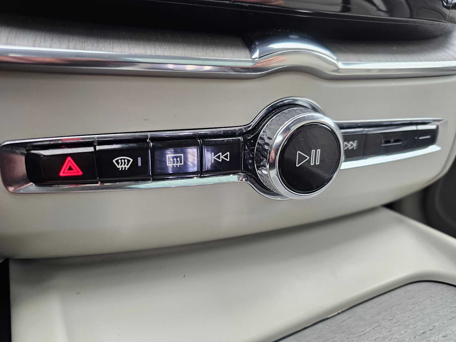 2023 Volvo XC60 Recharge Plug-In Hybrid Ultimate Bright Theme