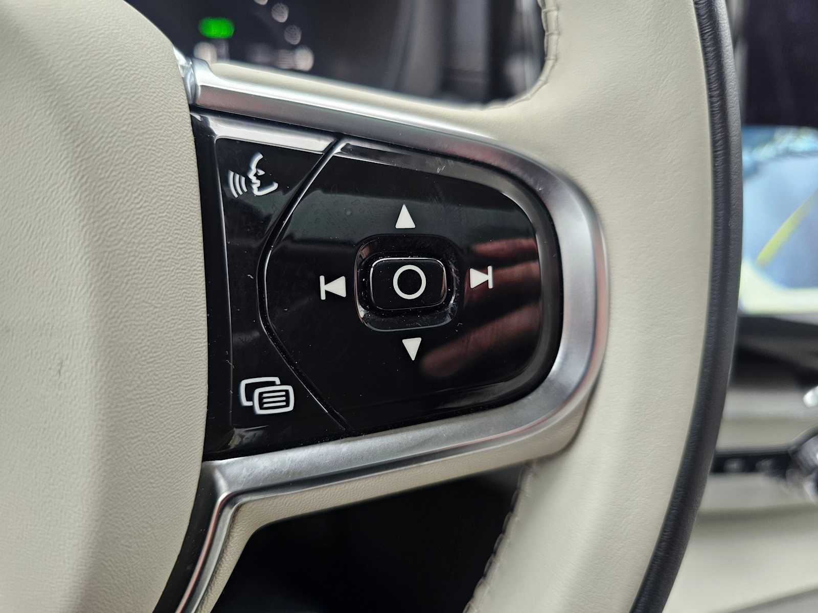 2023 Volvo XC60 Recharge Plug-In Hybrid Ultimate Bright Theme